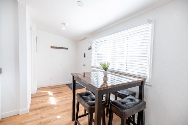 Building Photo - 600 E 8th St