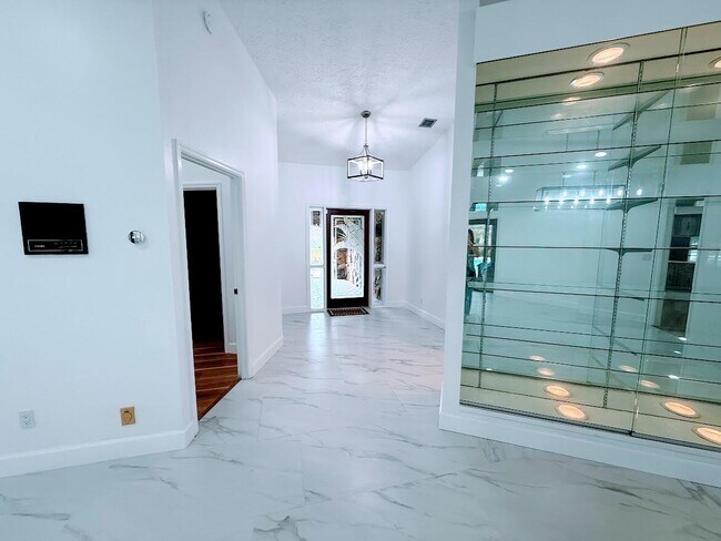 Building Photo - 465 SE Naranja Ave