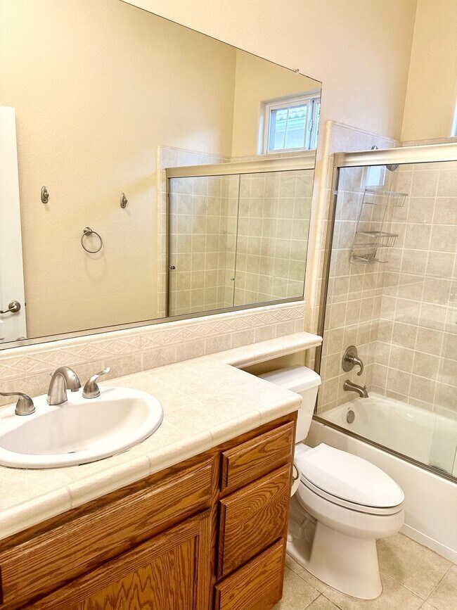 Building Photo - Stunning5 Bedroom North Fresno Granville