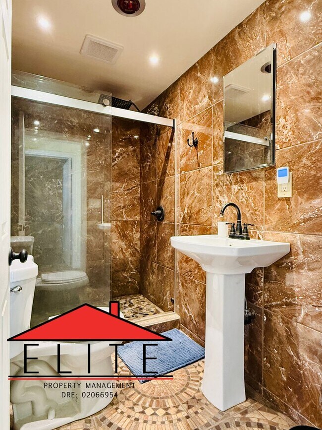 Building Photo - AVAILABLE NOW!!