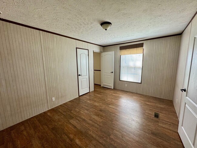 Building Photo - 649 E River Rd