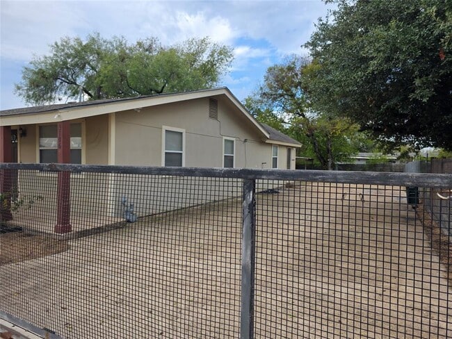 Building Photo - 3106 Fallwell Ln