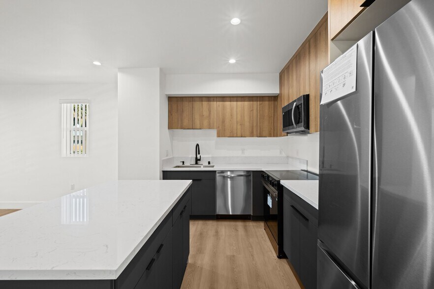 Building Photo - 2000 Hillcrest Dr