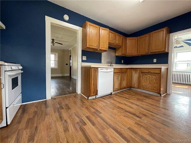 Building Photo - 10 Murray Ave