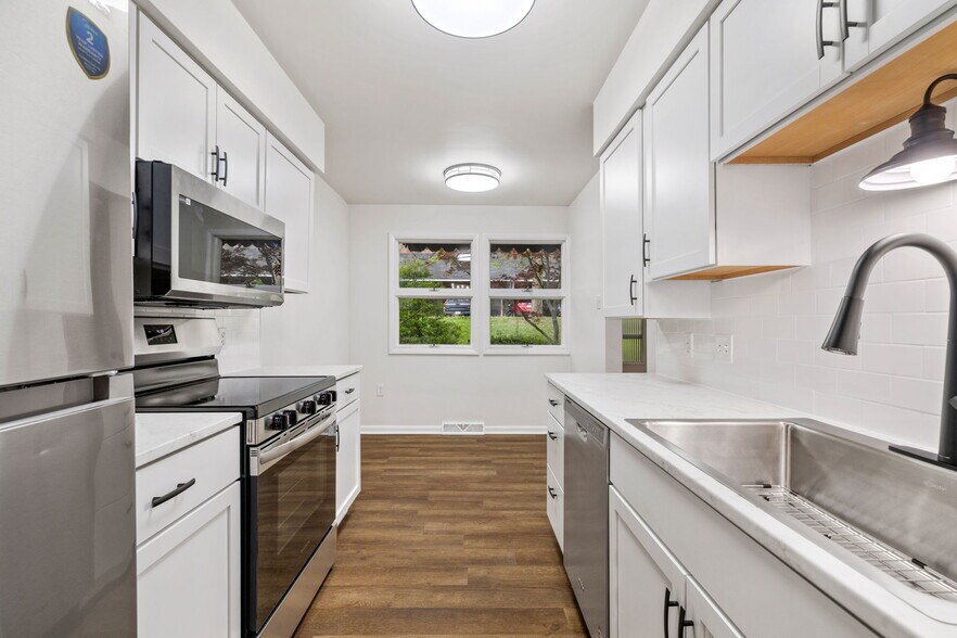 Building Photo - 216 Oakview Dr