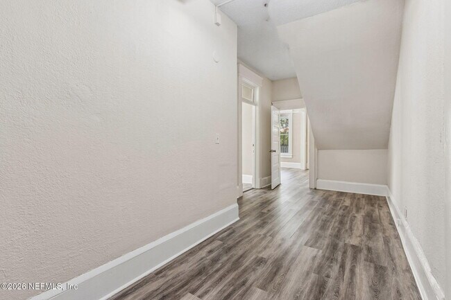 Building Photo - 2749 Vernon Terrace