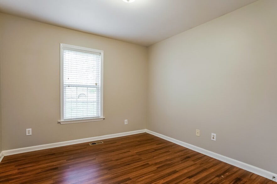 Building Photo - 305 Wood Green Dr