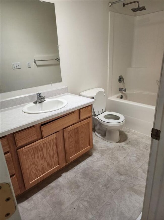Building Photo - Three Bedroom - Low maintenance, west-end,...