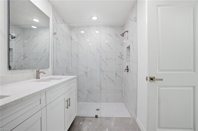 Building Photo - 416 Pinehurst Ave