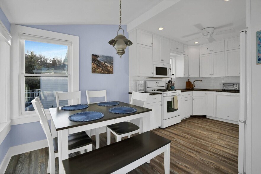 Building Photo - 415 Sound Ave