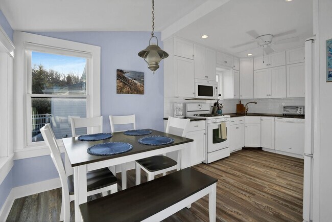 Building Photo - 415 Sound Ave