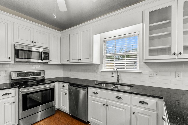 Building Photo - Cozy 3 Bed 2 Bath Available January 2026!