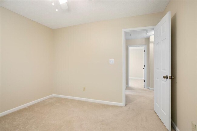 Building Photo - 4989 Kingswood Dr