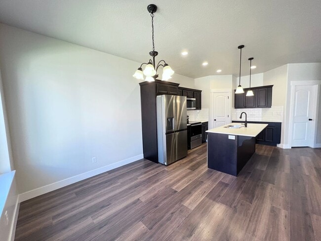 Building Photo - 4 bedroom/2.5 bathroom Townhome in Lehi