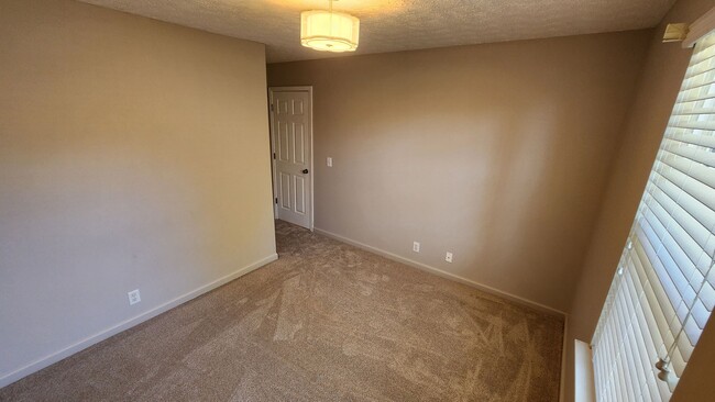 Building Photo - Updated, spacious townhome close to the in...