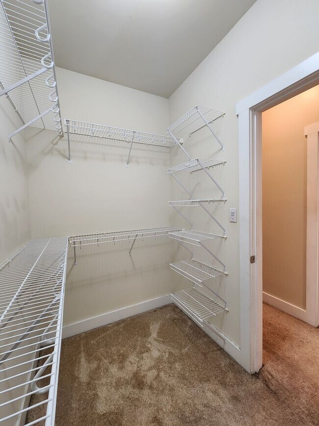 Building Photo - 3 Bedroom home with an upstair bonus room ...