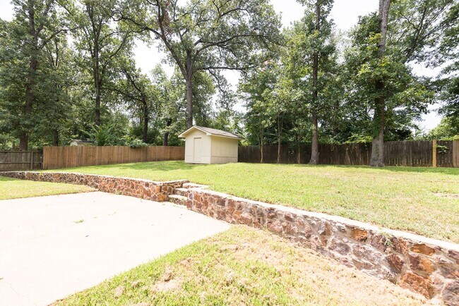 Building Photo - 1825 Courtney Dr