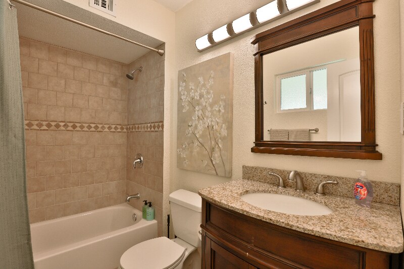 Building Photo - 2615 W Corrine Dr