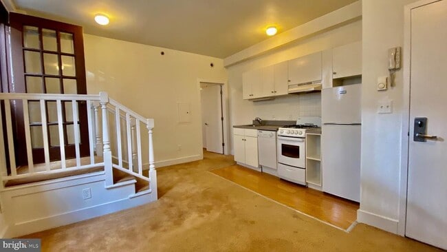 Building Photo - 330 S Juniper St