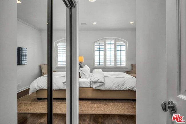 Building Photo - 11745 Montana Ave