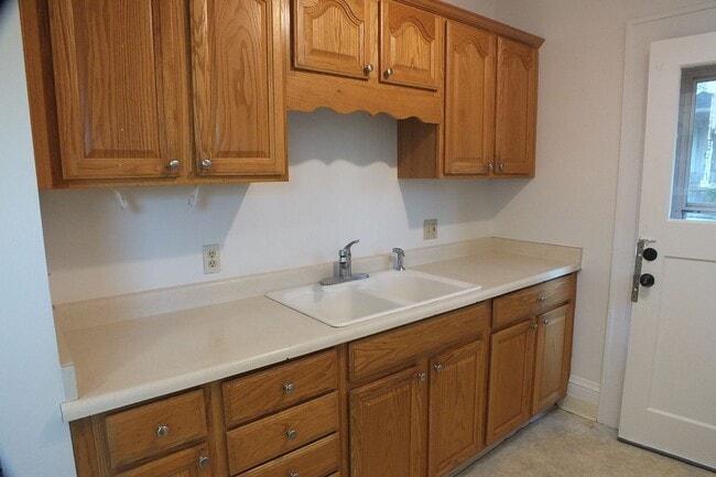 Building Photo - 1 Bedroom Duplex!