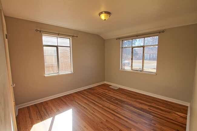 Building Photo - 2 bed 1 bath remodeled North Park Hill home