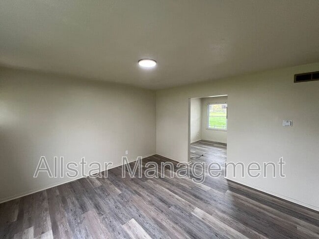 Building Photo - 942 S Central Dr