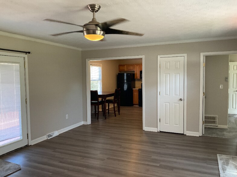 Building Photo - 220 Larchwood Dr