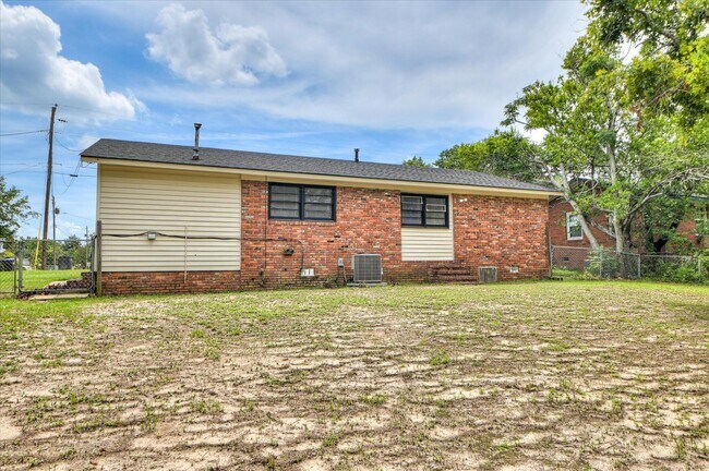 Building Photo - 2701 Deen Ave