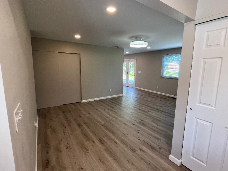 Building Photo - 4467 Glendale Dr