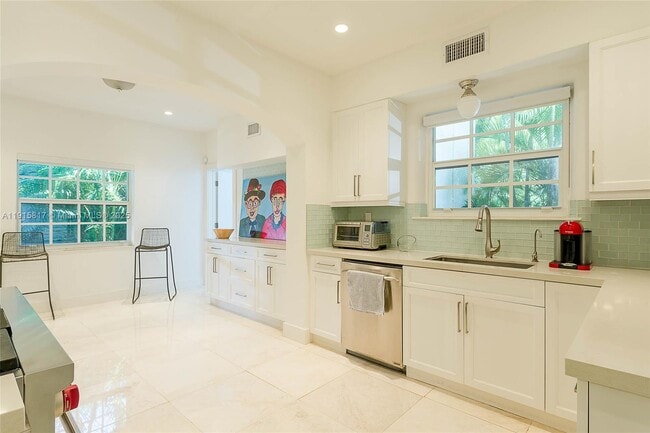 Building Photo - 5835 La Gorce Dr