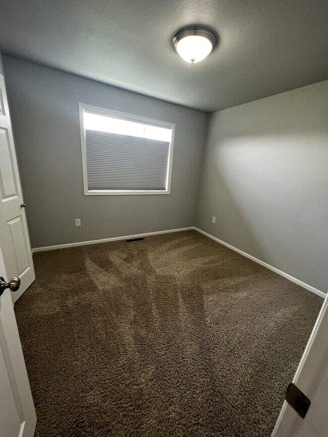 Building Photo - 837 Albert Dr W