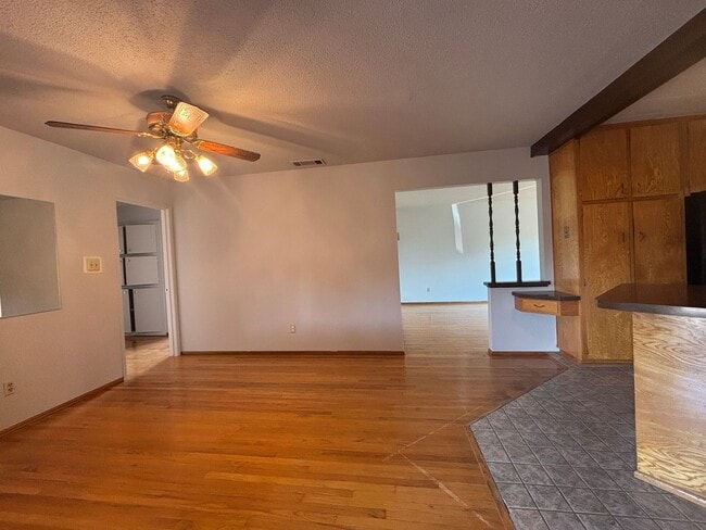 Building Photo - Charming 3 Bed, 2 Bath -  Quiet Neighborho...