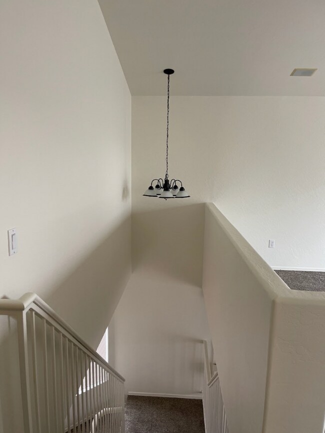 Building Photo - 3 Bed/2.5 Bath 2-Level Home with Loaded Kitchen! Washer/Dryer! Big backyard!