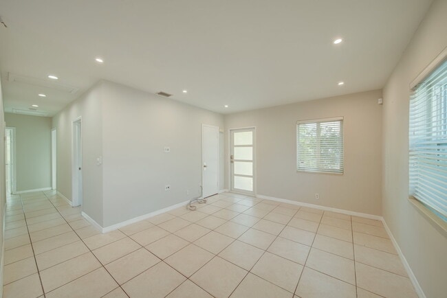 Building Photo - 917 NE 164th St