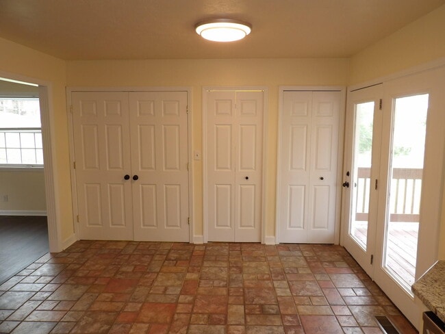 Building Photo - 102 Cedar Dr