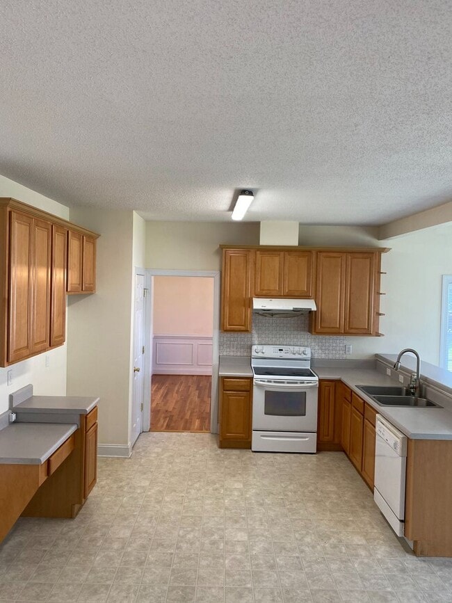 Building Photo - Stunning 4bdrm/2.5bth Home w/Loft Located ...