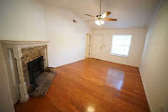 Building Photo - 2/2 with deck in Settlers Creek!
