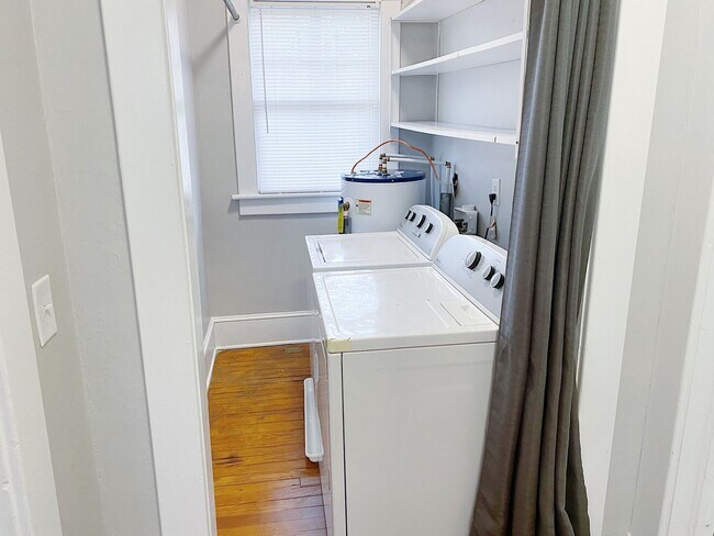 Building Photo - Beautiful 2 Bedroom home one block from ECU!