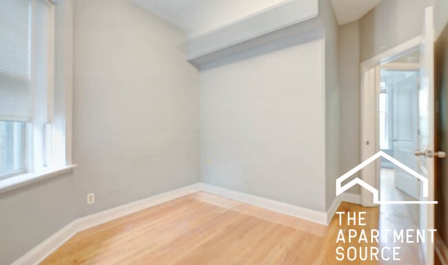 Building Photo - 907 W Belmont Ave