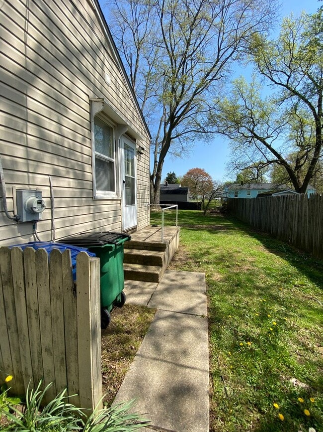 Building Photo - Quaint 2 Bedroom 1 Bathroom single family ...
