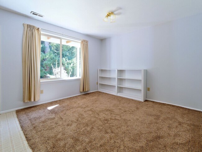 Building Photo - 721 Crown Dr