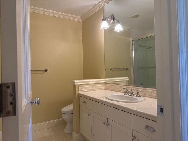 Building Photo - Dec Special Promotion!  Exceptional 3 bed, 3 bath in Houghton Kirkland.  Move in Ready.