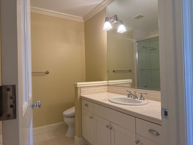 Building Photo - Exceptional 3 bed, 3 bath in Houghton Kirk...