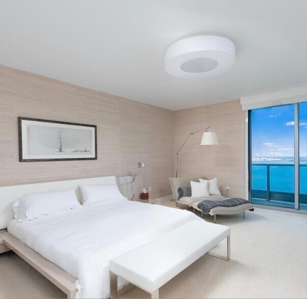 Building Photo - 1300 Brickell Bay Dr