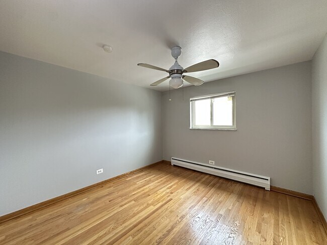 Building Photo - 1026 S River Rd