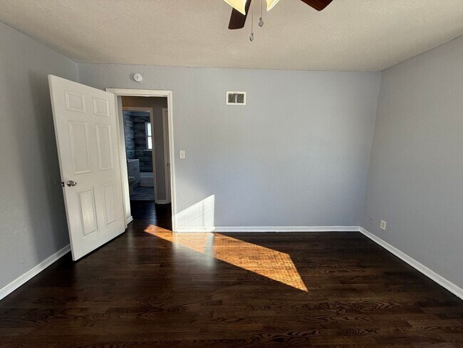 Building Photo - Beautiful 2 Bedroom 1 Bathroom in Kansas City!