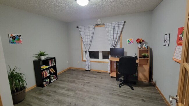office room - 5034 Fountain Ln N