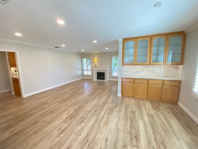Building Photo - Beautifully Remodeled 3 Bedroom Naples Hou...