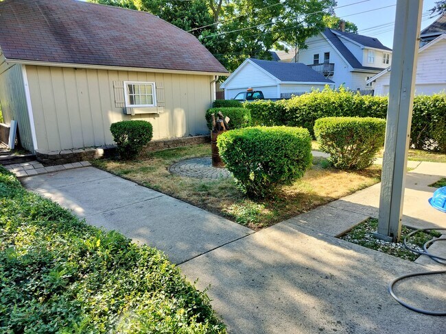 Building Photo - 1414 W Lawn Ave